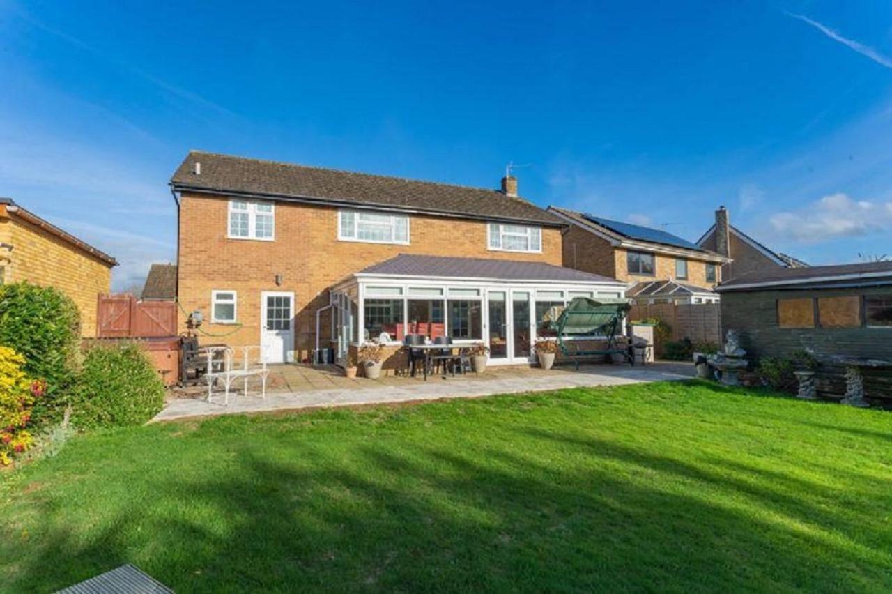 Kennedy Villa - 5 Bedroom House With Hot Tub, Wifi, Free Parkings, Close To Bicester Village Extérieur photo