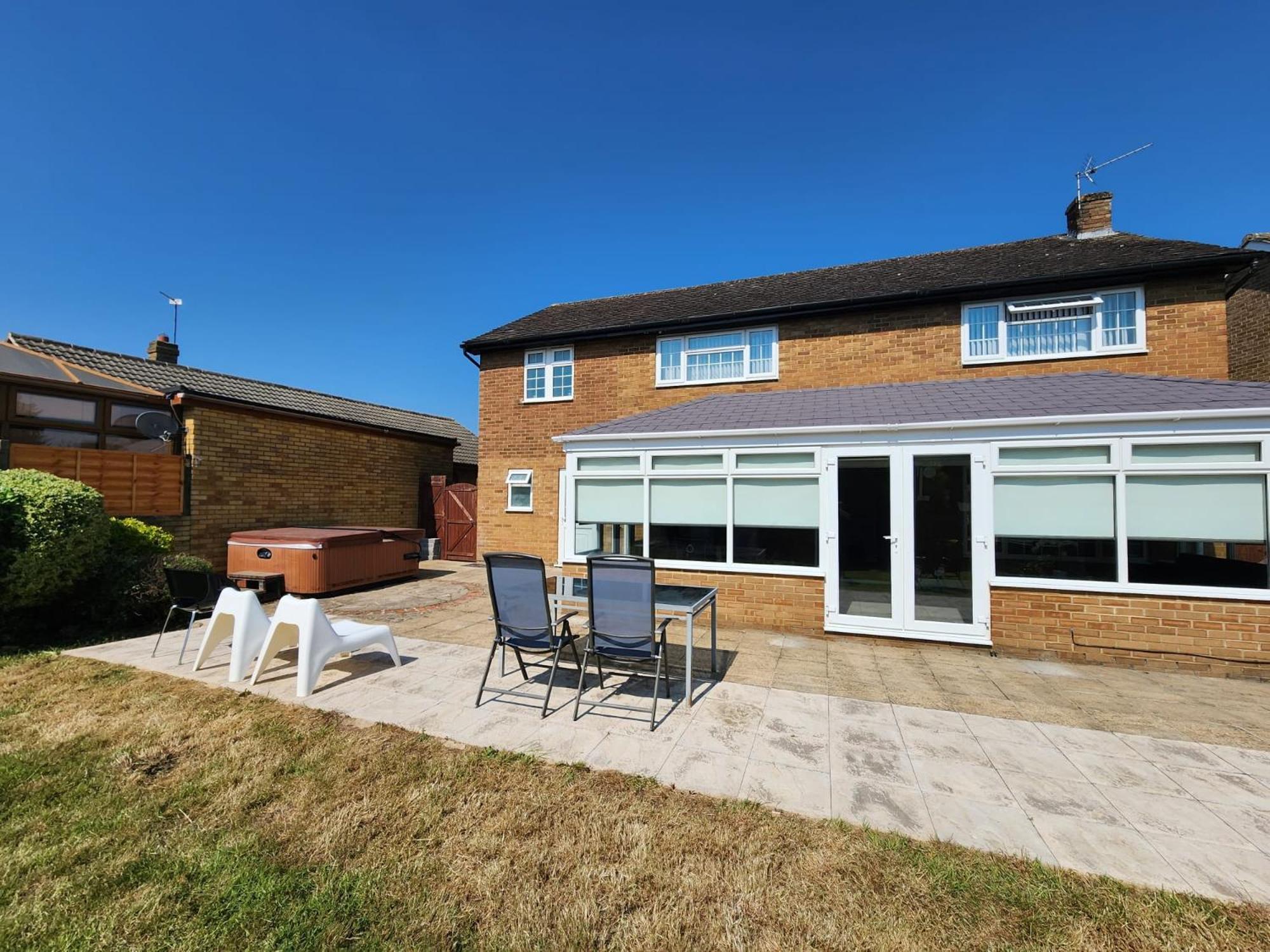 Kennedy Villa - 5 Bedroom House With Hot Tub, Wifi, Free Parkings, Close To Bicester Village Extérieur photo