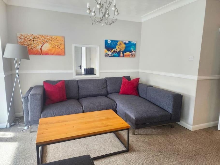 Kennedy Villa - 5 Bedroom House With Hot Tub, Wifi, Free Parkings, Close To Bicester Village Extérieur photo