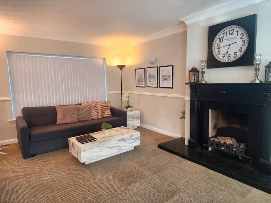 Kennedy Villa - 5 Bedroom House With Hot Tub, Wifi, Free Parkings, Close To Bicester Village Extérieur photo